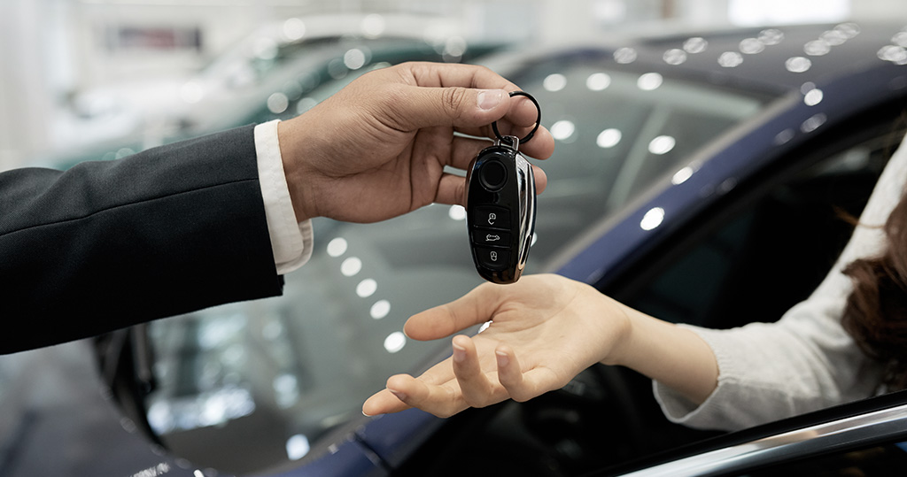 dealer-handing-over-car-keys